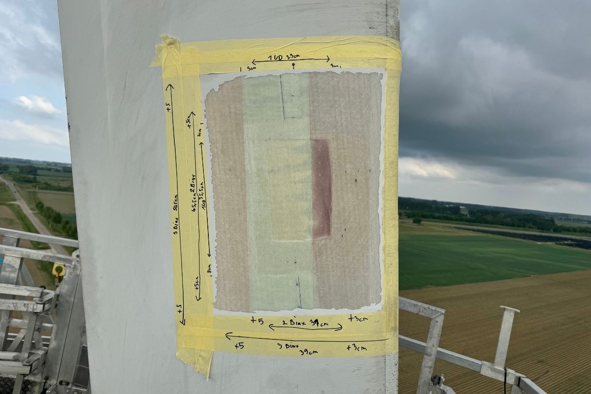 Abgeklebte und vermessene Reparaturstelle an einem Rotorblatt
