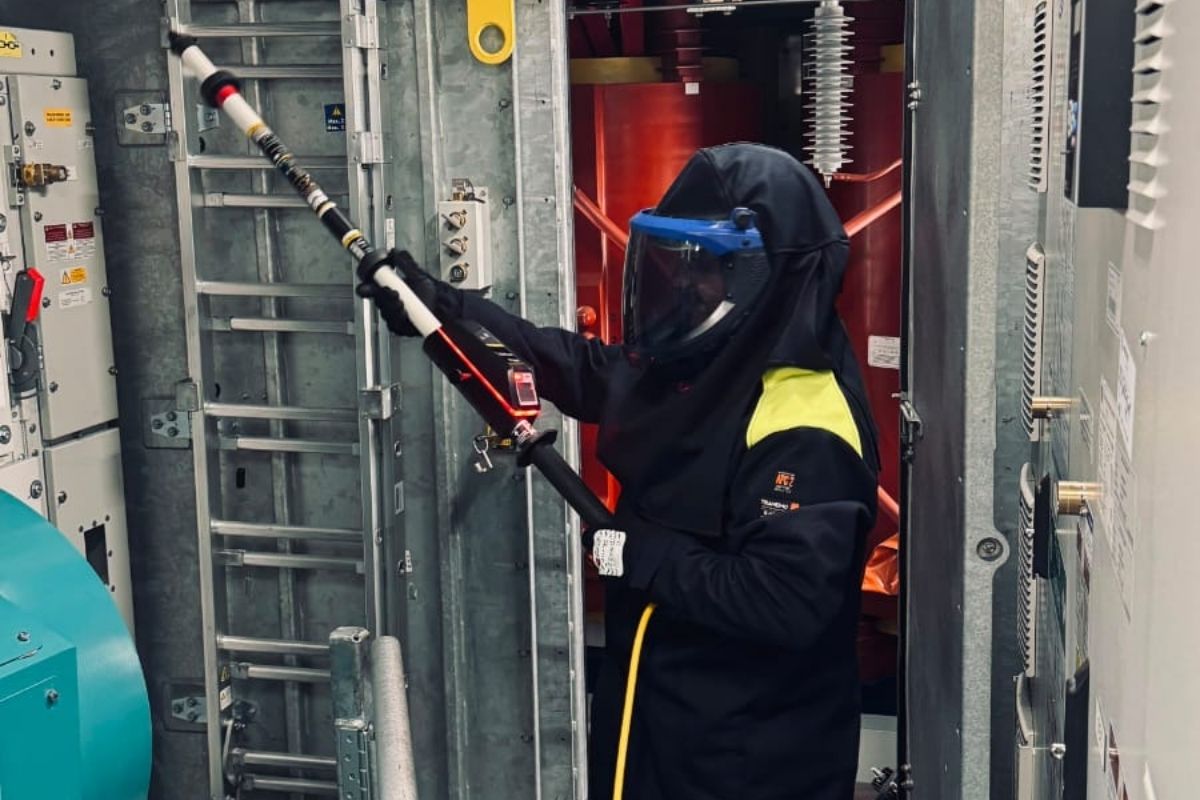 Elektrofachkraft in Störlichtbogenschutz bei einer Schalthandlung an einer Mittelspannungsanlage