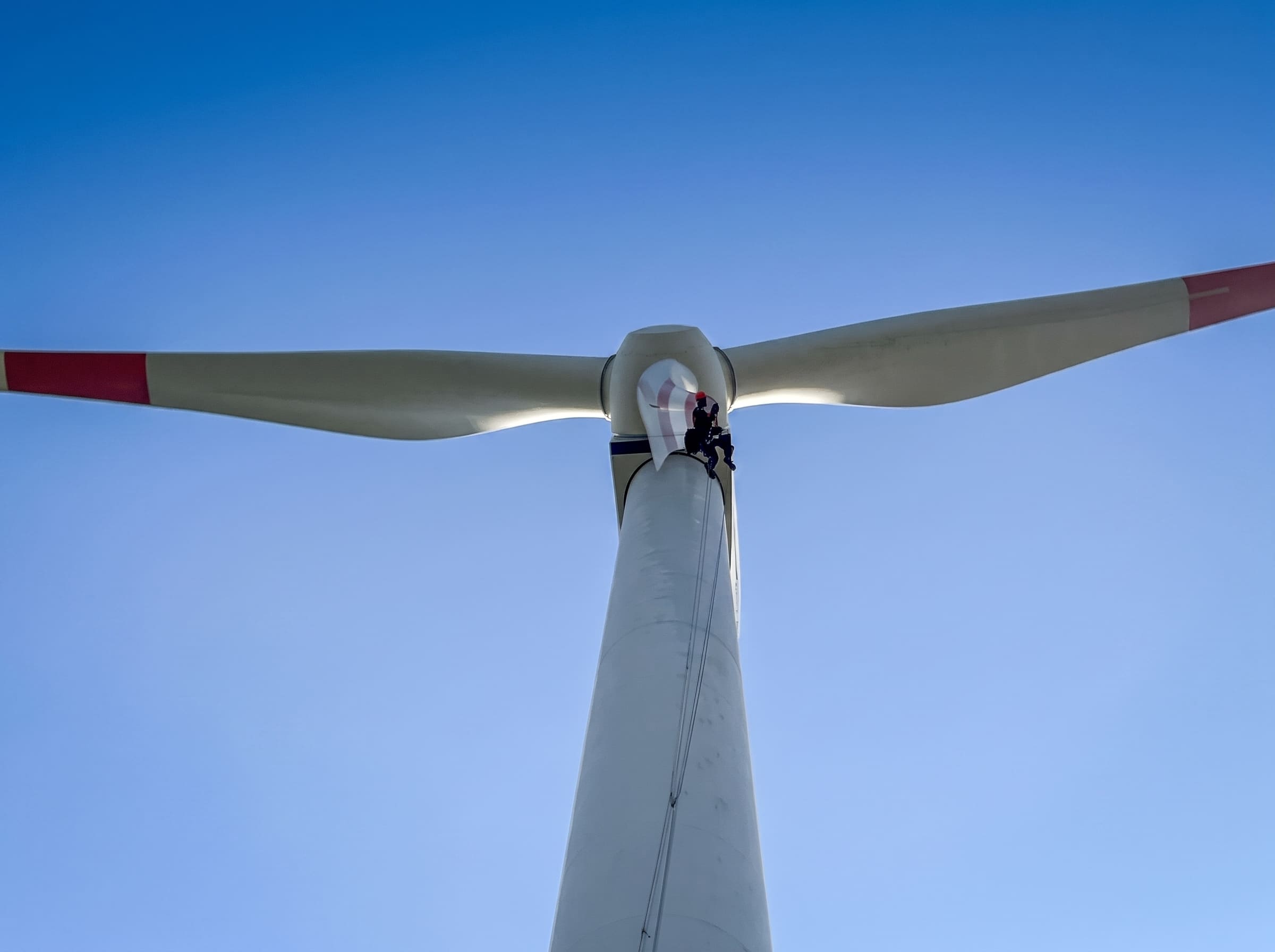 Techniker im Seilzugang am Rotorstern einer Windenergieanlage