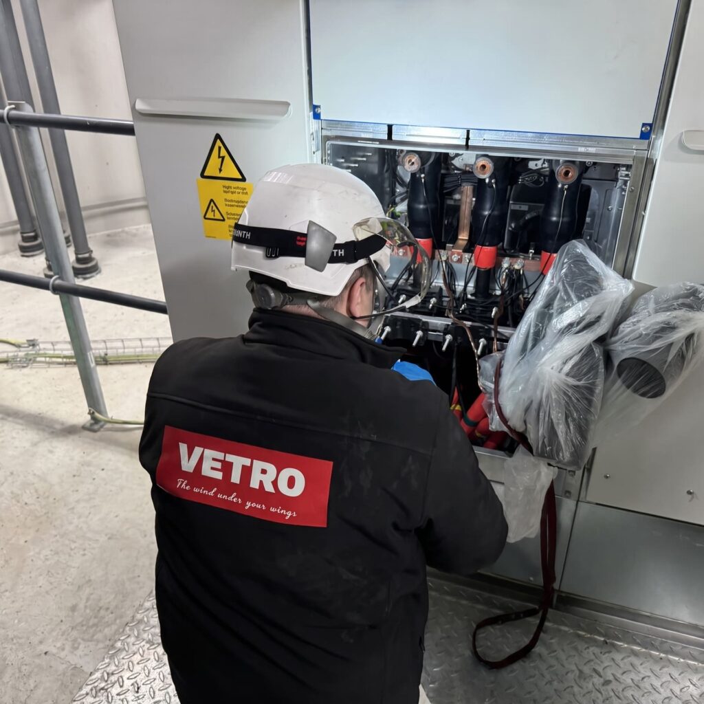 Techniker in VETRO-Arbeitskleidung bei Arbeiten an Mittelspannungs-Kabelendverschlüssen