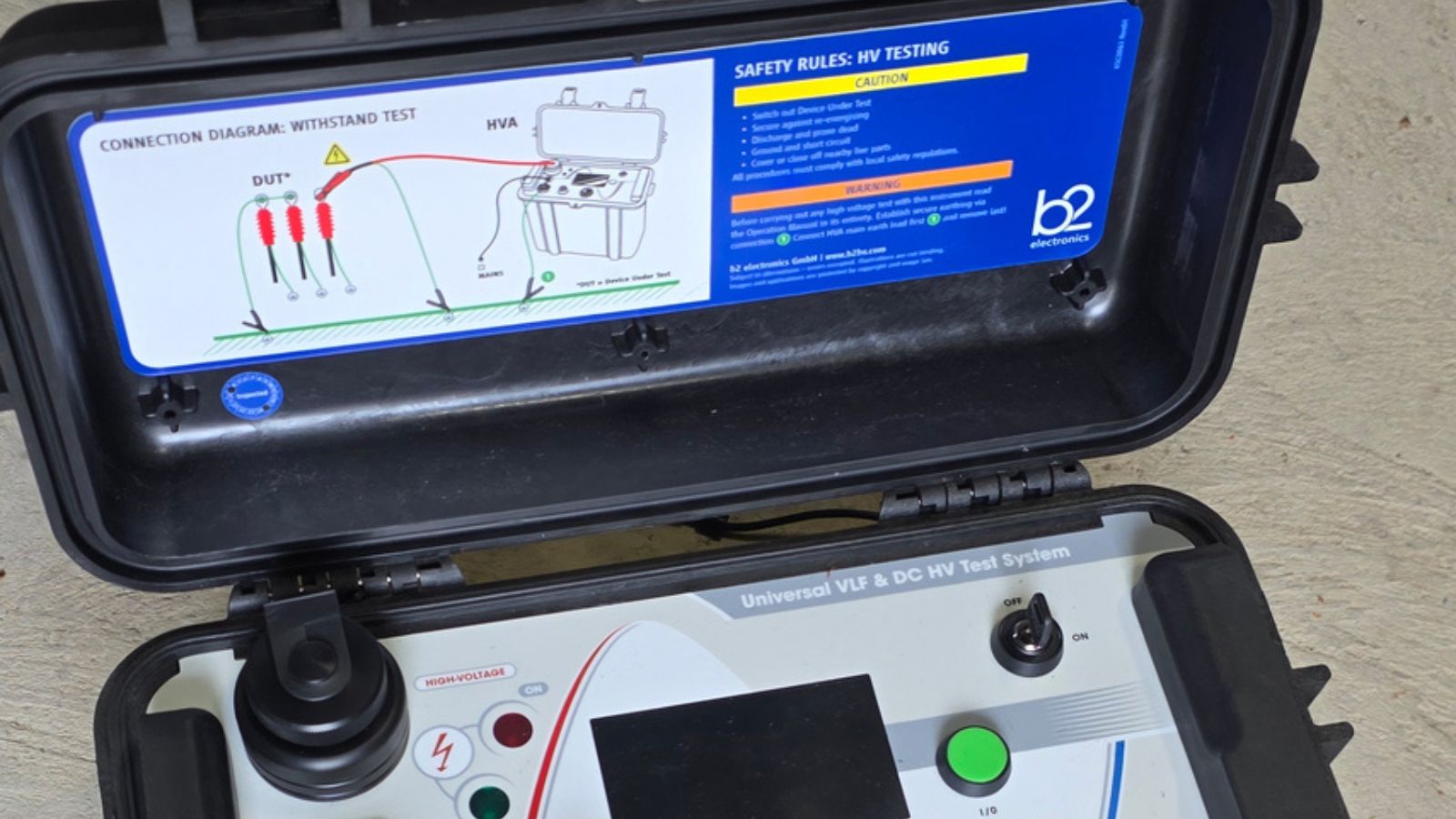 Mobiles VLF- und Hochspannungsprüfgerät im geöffneten Transportkoffer